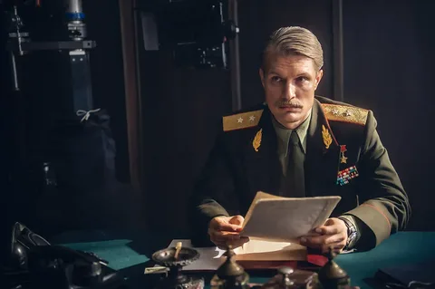 Рослый (2025) онлайн
